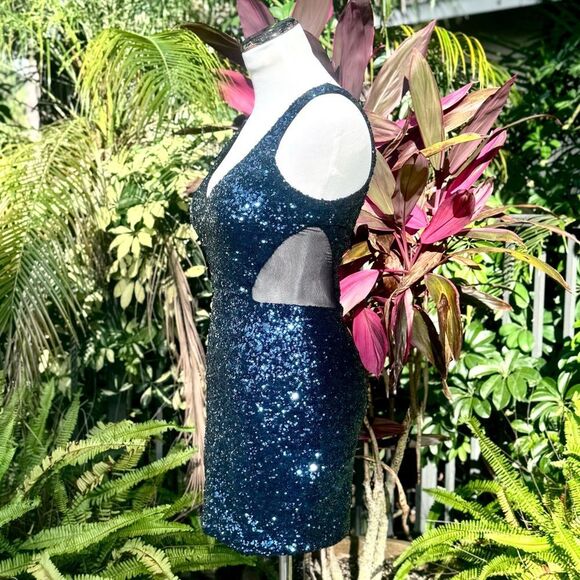 💥🆕💥 Bebe Sequin Bodycon Dress - Picture 6 of 13